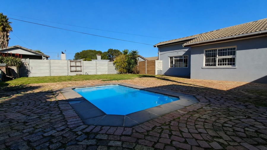4 Bedroom Property for Sale in Windsor Park Estate Western Cape